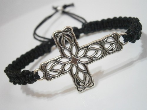 Černý náramek s křížkem (macramé) - Unisex — foto 2