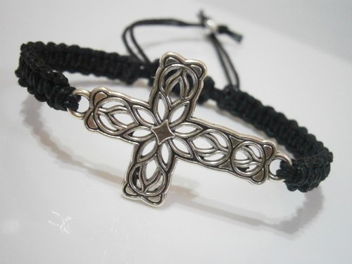 Černý náramek s křížkem (macramé) - Unisex — foto 3