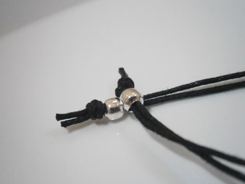 Černý náramek s křížkem (macramé) - Unisex — foto 5