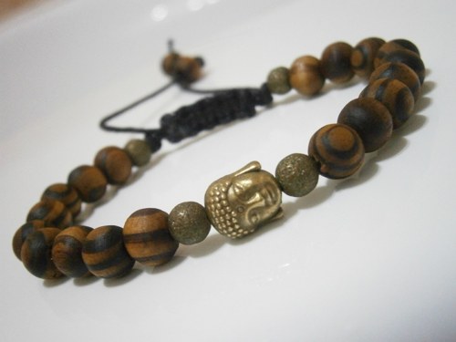 Dřevěný náramek s buddhou (macramé) — foto 2