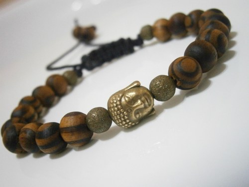 Dřevěný náramek s buddhou (macramé) — foto 3