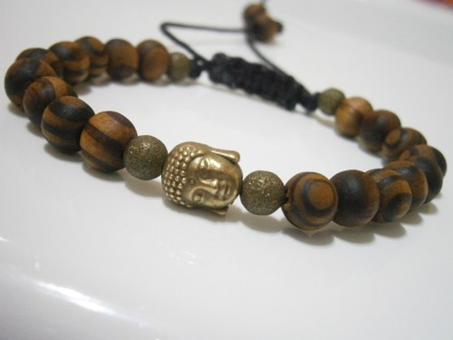 Dřevěný náramek s buddhou (macramé) — foto 4