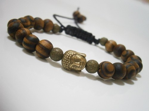 Dřevěný náramek s buddhou (macramé) — foto 5