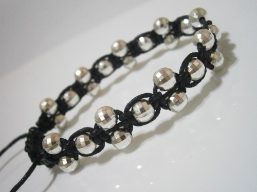 Černo-stříbrný náramek (macramé) — foto 4