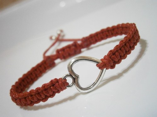 "Srdíčko" - červený náramek (macramé) — foto 2