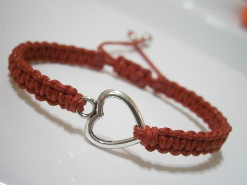 "Srdíčko" - červený náramek (macramé) — foto 3