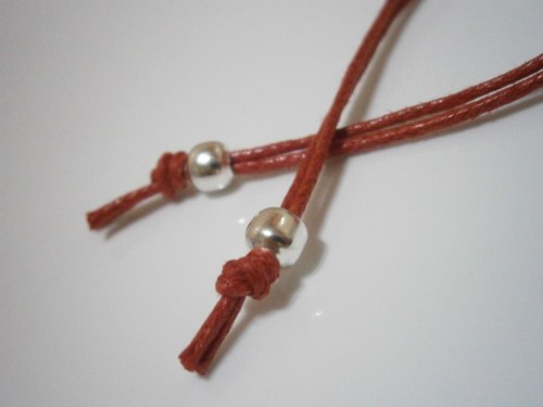 "Srdíčko" - červený náramek (macramé) — foto 5