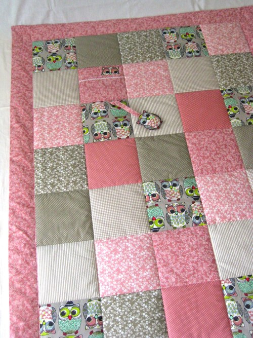 PATCHWORK dětská deka s kapsou + hračkou sovičky — foto 2
