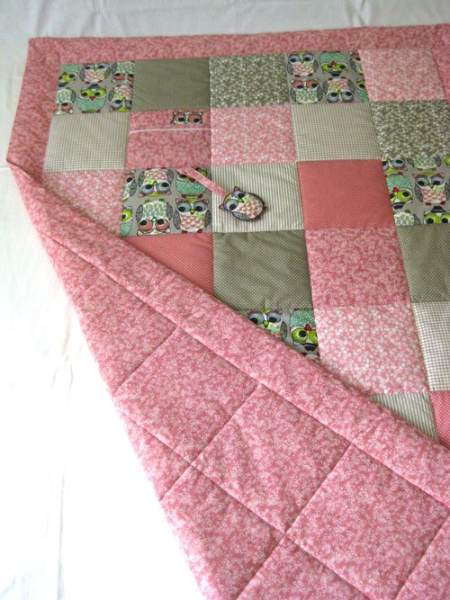 PATCHWORK dětská deka s kapsou + hračkou sovičky — foto 3