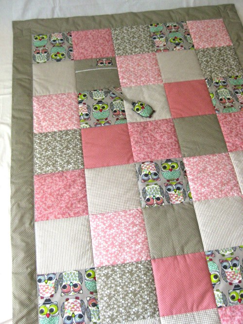 PATCHWORK dětská deka s kapsou + hračkou sovičky — foto 2