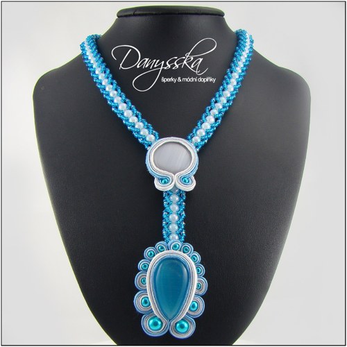 Modrobílý soutache náhrdelník — foto 2