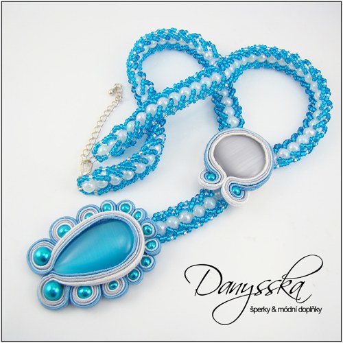 Modrobílý soutache náhrdelník — foto 3