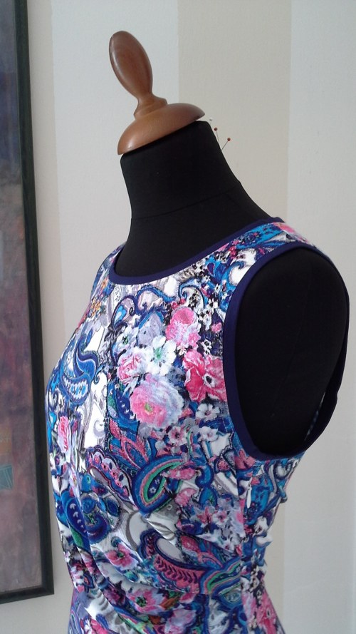 Brightly Colored Dress — foto 4