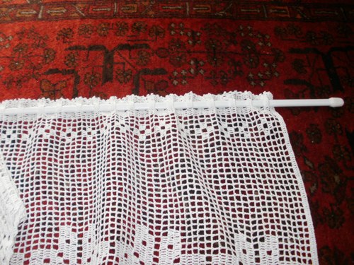 Dvě bílé záclonky. — foto 3