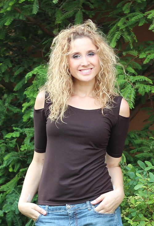 Hnědé tričko s volnými rameny — foto 3