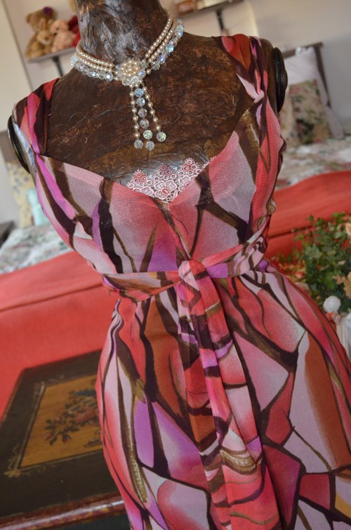 Elegantní šaty v růžových tónech — foto 3