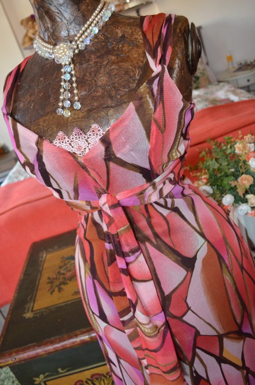 Elegantní šaty v růžových tónech — foto 5