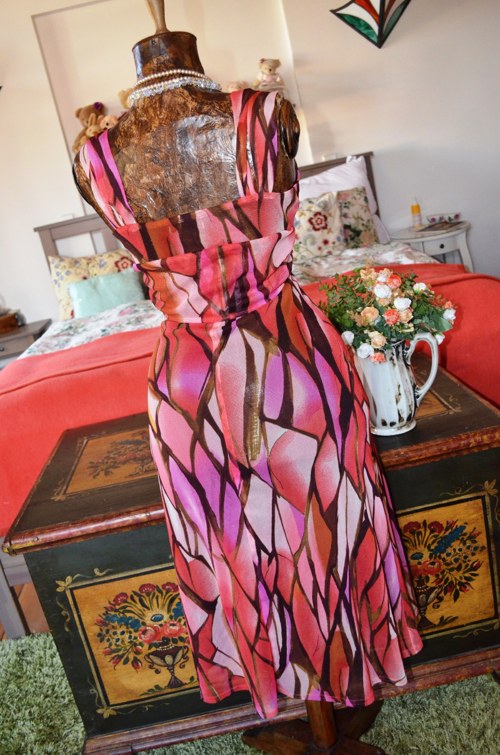 Elegantní šaty v růžových tónech — foto 6