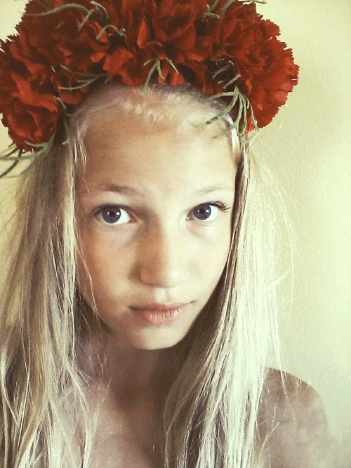 Čelenka z červených karafiátů — foto 4