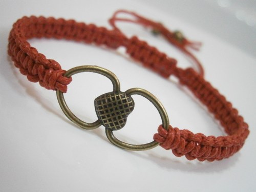 "Z lásky" - červený náramek (macramé) — foto 2