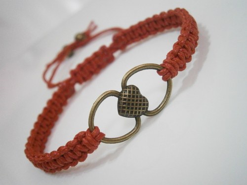"Z lásky" - červený náramek (macramé) — foto 3