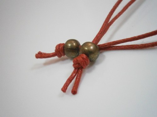 "Z lásky" - červený náramek (macramé) — foto 6
