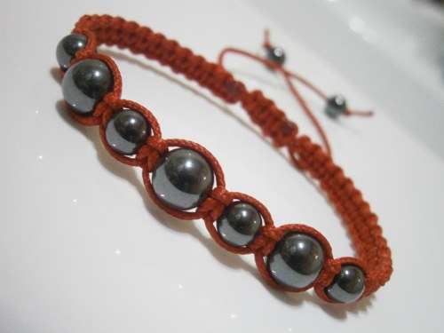 Náramek s hematitem - červený (macramé) — foto 2