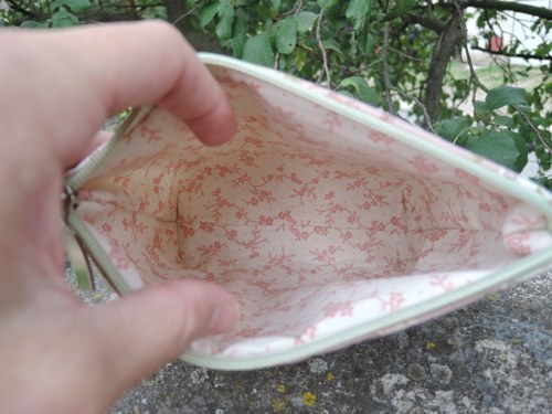 Kosmetická taštička "Růže pro slečnu septimánku" — foto 4
