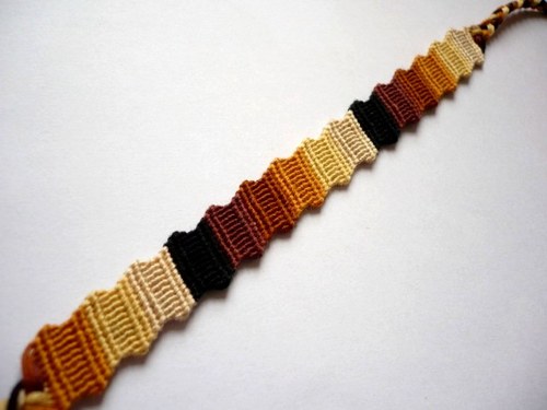 Zubatý rezavý náramek — foto 2