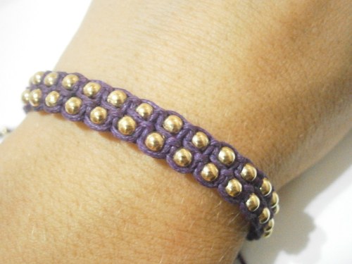"Elegance" - náramek fialovozlatý (macramé) — foto 5