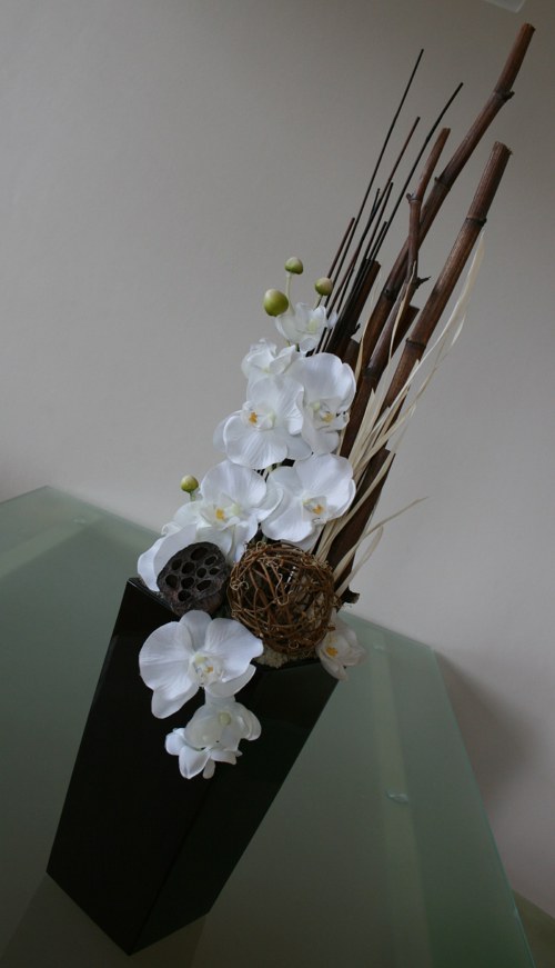 Aranžmá s orchidejemi v hnědobílé — foto 2