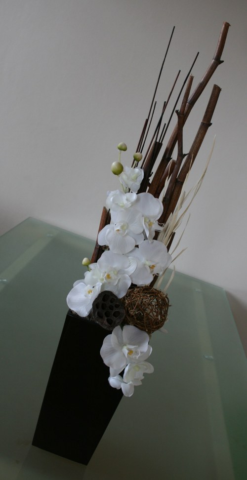 Aranžmá s orchidejemi v hnědobílé — foto 6