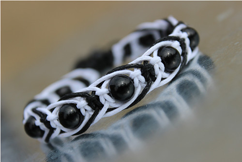 Černobílá elegance.. Náramek makramé/shamballa — foto 3