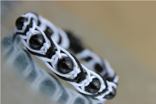Černobílá elegance.. Náramek makramé/shamballa — foto 5
