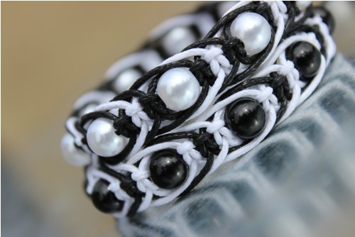 Černobílá elegance.. Náramek makramé/shamballa — foto 2
