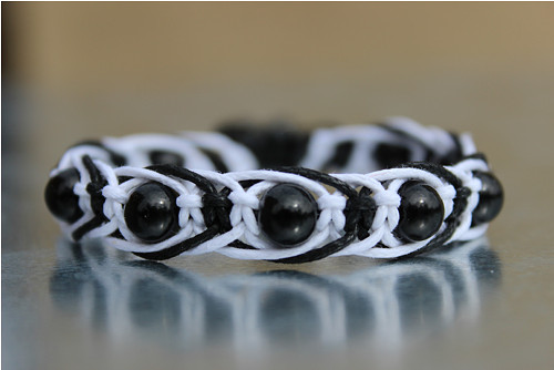 Černobílá elegance.. Náramek makramé/shamballa — foto 4