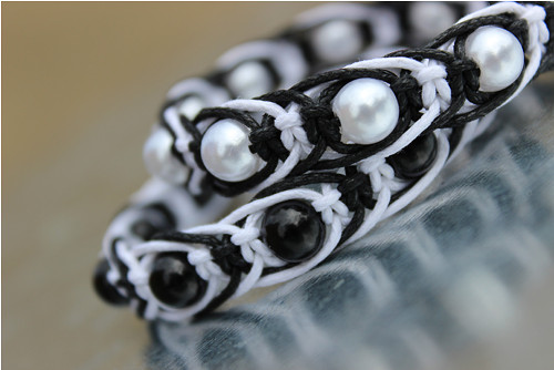 Černobílá elegance.. Náramek makramé/shamballa — foto 6