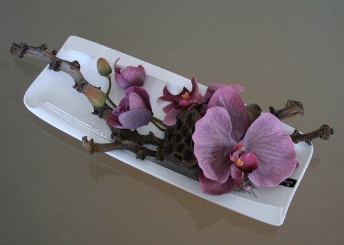 Keramický tác s vínovými orchidejemi — foto 2
