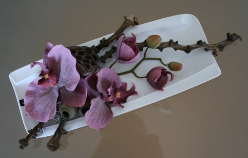 Keramický tác s vínovými orchidejemi — foto 3