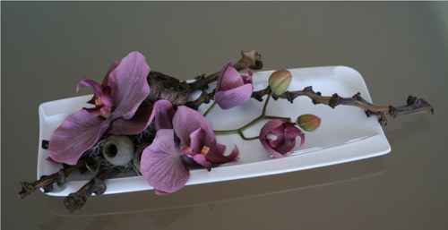 Keramický tác s vínovými orchidejemi — foto 5