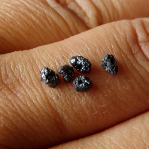 Černý surový diamant vrtaný cca 3 mm, 1ks — foto 2