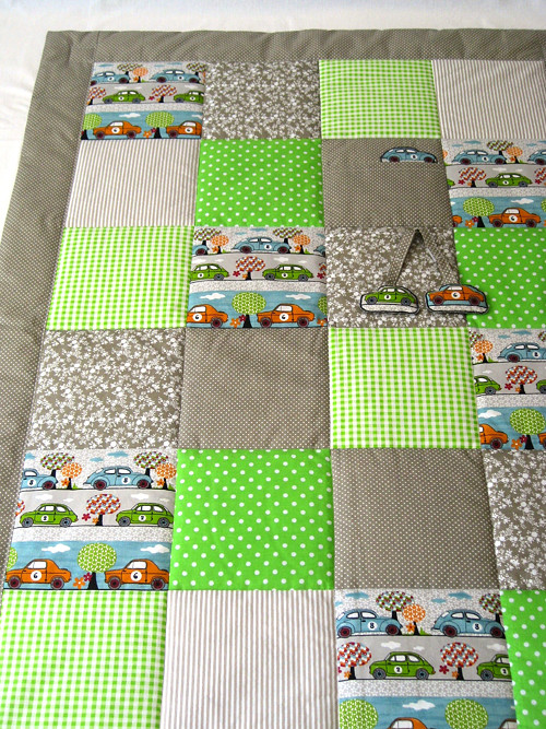 PATCHWORK dětská deka s kapsou a hračkami-autíčka — foto 2