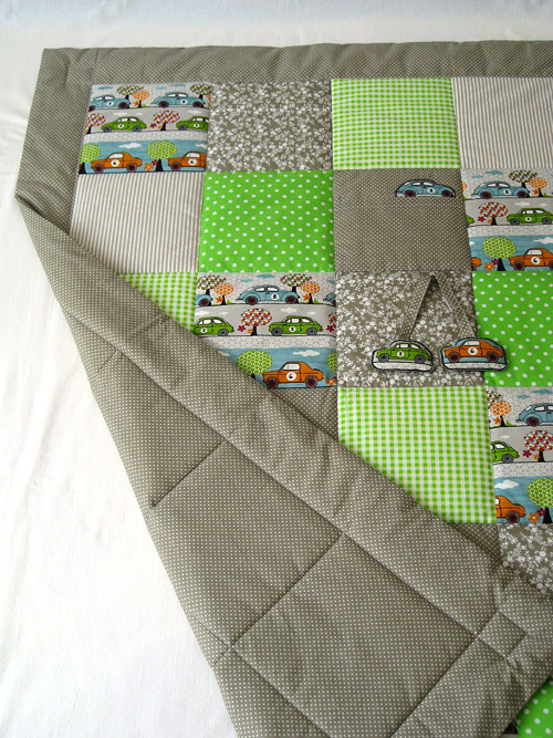 PATCHWORK dětská deka s kapsou a hračkami-autíčka — foto 3