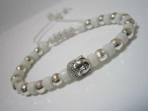 Bílo-stříbrný náramek s Buddhou (macramé)-Unisex — foto 2