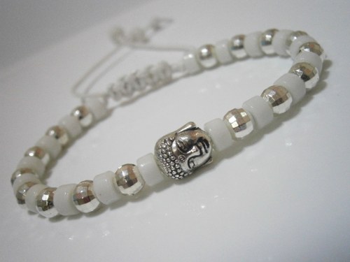 Bílo-stříbrný náramek s Buddhou (macramé)-Unisex — foto 3
