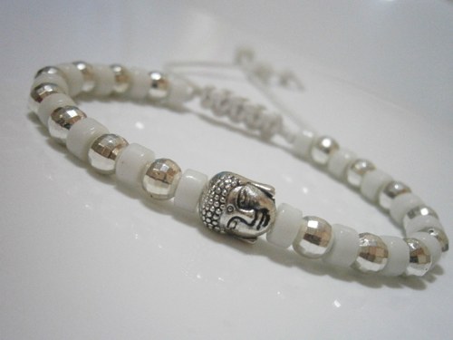 Bílo-stříbrný náramek s Buddhou (macramé)-Unisex — foto 4