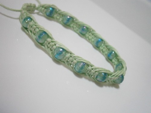 Sv.zelený náramek (macramé/shamballa) — foto 2