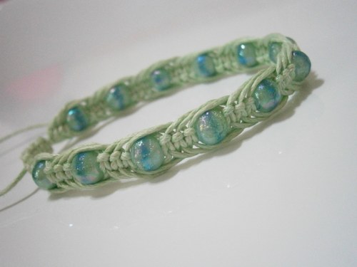 Sv.zelený náramek (macramé/shamballa) — foto 3