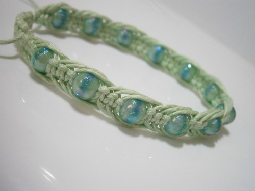 Sv.zelený náramek (macramé/shamballa) — foto 4