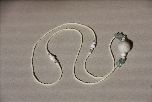 Smetanové korálky s fluoritem — foto 2